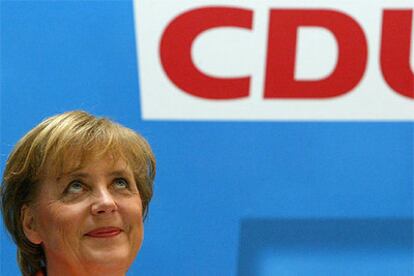 La presidenta de la Unión Cristiano Demócrata (CDU) alemana, Angela Merkel, sonríe tras ser elegida candidata a canciller.