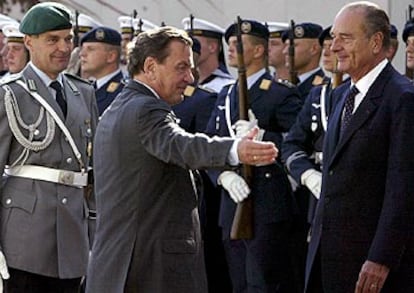 El canciller alemán y el presidente francés, durante el recibimiento de la guardia de honor.