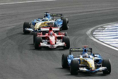 Fernando Alonso circula por delante de Michael Schumacher y Giancarlo Fisichella.