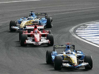 Fernando Alonso circula por delante de Michael Schumacher y Giancarlo Fisichella.