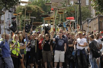 Vecinos que se han ofrecido de forma voluntaria a limpiar las calles tras los disturbios en Londres.