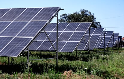 Paneles de energía solar fotovoltaica cerca de Varchotel y viñedos el 30 de junio de 2020 en Elvas, Portugal.