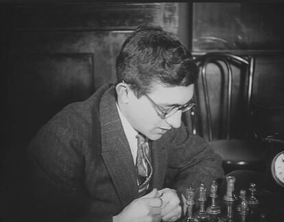 Carlos Torre Repetto, en una escena de la película soviética 'La fiebre del ajedrez' (1925)