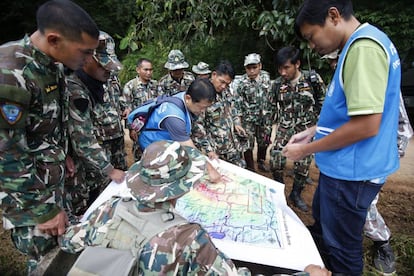Un grupo del operativo de rescate examina un mapa este sábado.
