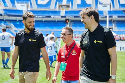 Rubén, que compite en la Liga Genuine con los colores del Nàstic de Tarragona, junto a los exfutbolistas Aritz Aduriz (izquierda) y Fernando Morientes. 