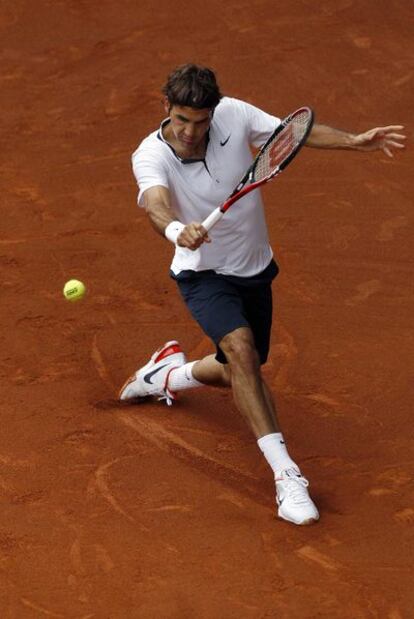 Federer dando un golpe de revés contra Becker.