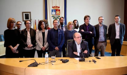 Manuel Robles, sentado, en la rueda de prensa donde anuncia su marcha. 