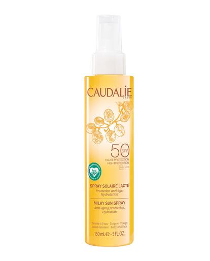 Con el spray solar de Caudalie tendrás dos productos en uno pues se puede usar tanto en rostro como en cuerpo. Es resisten al agua, hidratante y calmante gracias a su Agua de Uva Bio y no lleva alcohol ni siliconas.