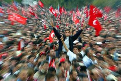 Nacionalistas turcos de extrema derecha, durante la manifestación de ayer en Ankara contra las negociaciones entre la Unión Europea y Turquía.