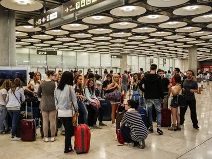 Pasajeros en la terminal T4 del Adolfo Su&aacute;rez Madrid-Barajas.