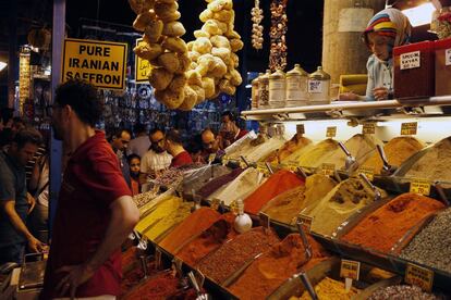 Bazar de las Especias, en el histórico barrio de Sultanahmet de Estambul, Turquía.