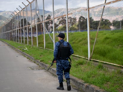 Un guardia recorre la Cárcel La Picota en Bogotá (Colombia).