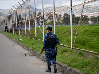 Un miembro del Instituto Nacional Penitenciario y Carcelario (INPEC) patrulla el exterior de la cárcel La Picota, en Bogotá, el 9 de diciembre de 2022.