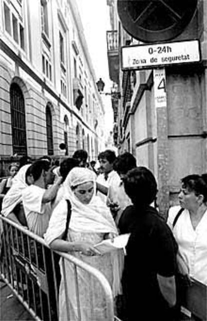 Cola de inmigrantes ante la delegación del Gobierno.