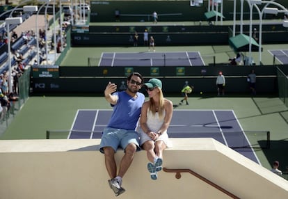 Una pareja se retrata en las pistas de tenis de Indian Wells, en California (EE UU), el 9 de marzo de 2016.