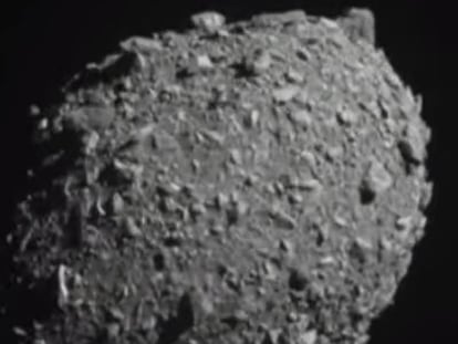 El asteroide Dimorfo, fotografiado por la sonda DART segundos antes del impacto.
