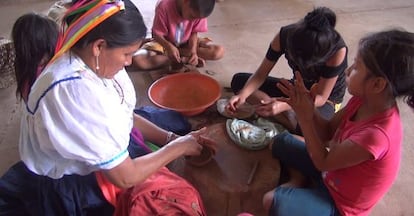 Una sabia kichwa imparte un taller de artesan&iacute;a a ni&ntilde;os en San Mart&iacute;n. 