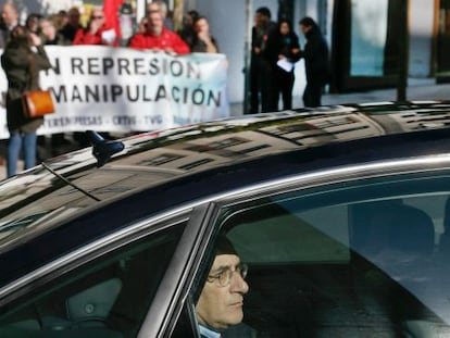 El presidente de TVG entrando en el Parlamento