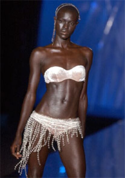Otra propuesta de Sardá para la temporada primavera-verano de 2005: un bikini en tonos de brillantes con cristales Swarovski.
