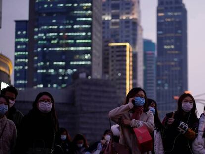 Ciudadanos con mascarillas en la ciudad china de Shanghái.