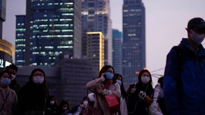 Ciudadanos con mascarillas en la ciudad china de Shanghái.