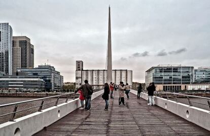 Vista del barrio bonaerense de Puerto Madero, atravesado por el Puente de la Mujer, obra de Santiago Calatrava.