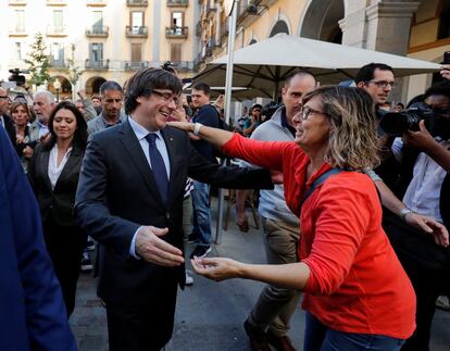 Sacked Catalan President Carles Puigdemont greets a supporter after leaving a restaurant the day after the Catalan regional parliament declared independence from Spain in Girona, Spain, October 28, 2017. REUTERS/Rafael Marchante