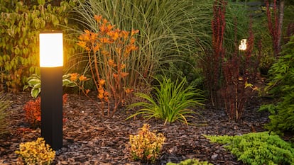 Ilumina tu jardín con lámparas solares de exterior. GETTY IMAGES.