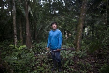 Un cazador posa para una foto en la reserva Alto Purus en Ucayali, Perú.