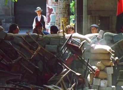 Fotograma de la película <i>Tierra y libertad</i> (1995), de Ken Loach. En la escena, una barricada anarquista en una calle de Barcelona durante los enfrentamientos de mayo de 1937.