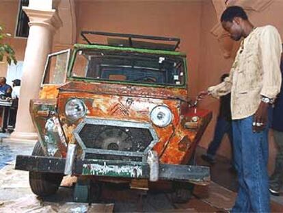 El artista Dominique Zinkpe, de Benin, junto a su obra <i>Taxi Bush, </i><b>en la Bienal d</b><b>e La Habana</b>.