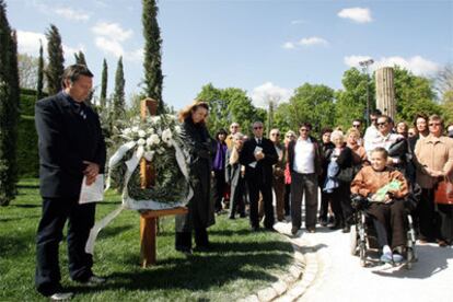 A la izquierda, Robert Manrique y Pilar Manjón, presidentes de las asociaciones convocantes del homenaje.