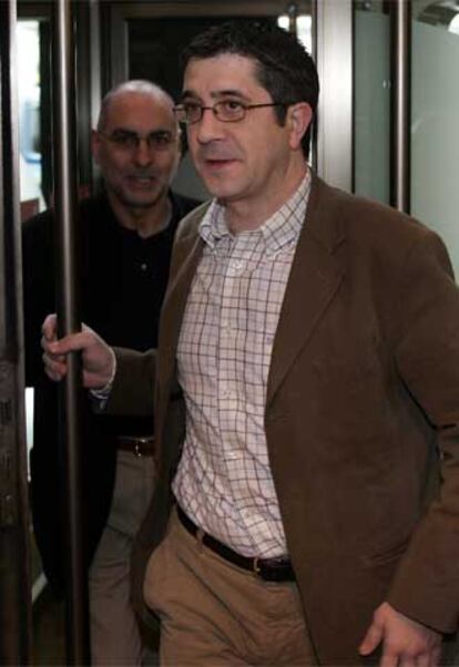 El líder del PSE, Patxi López, y Rodolfo Ares.