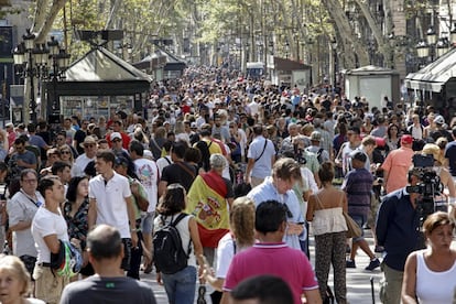 Ambiente en Las Ramblas de Barcelona, un día después del atentado.