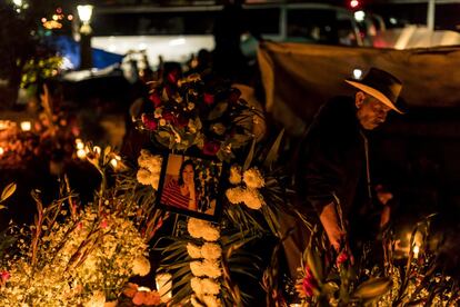Desde 24 horas antes las familias comienzan a adornar sus panteones, casa y calles.