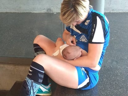 La jugadora de balonmano da el pecho a su bebé durante el descanso del partido.