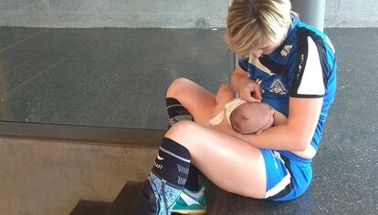 La jugadora de balonmano da el pecho a su bebé durante el descanso del partido.