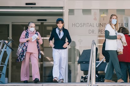 Varias personas con mascarilla salen de un centro sanitario de Barcelona, este jueves.
