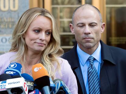 La actriz Stormy Daniels y su abogado,Michael Avenatti, tras una audiencia de 2018 en Nueva York.