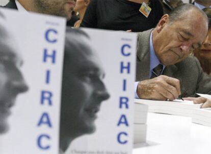 Chirac firma un ejemplar de sus memorias el sábado durante la feria del libro de Brive la Gaillarde (centro de Francia).
