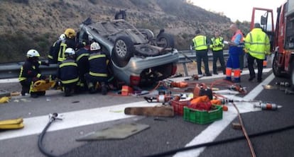 Los bomberos tratan de rescatar los cuerpos de los fallecidos en el accidente ocurrido en Granada. 