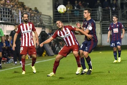 Koke protege el balón ante Dani García.