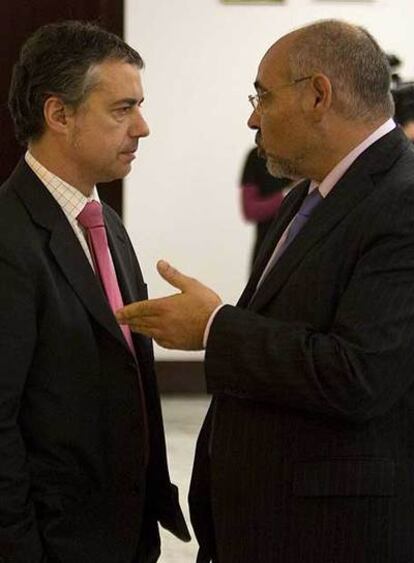 Iñigo Urkullu (izquierda) y el portavoz socialista, José Antonio Pastor, ayer en el Parlamento vasco.