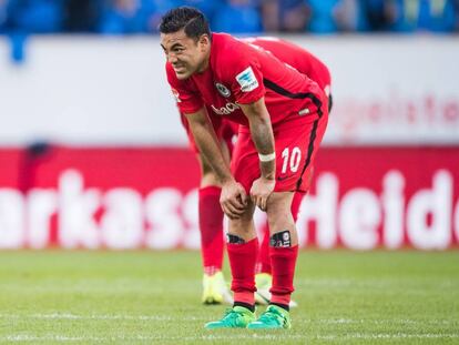 Marco Fabián durante un partido en la pasada temporada