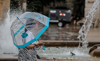Una joven sostiene un paraguas el pasado 26 en Valencia.