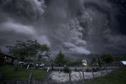 Nubes de ceniza en los pueblos cercanos al cráter del volcán.