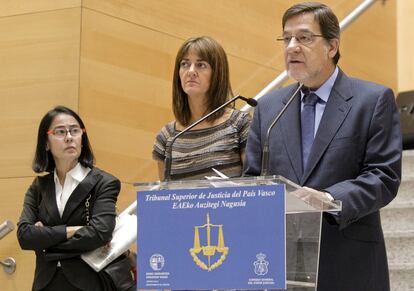 De izquierda a derecha, María Ángeles Montes, Idoia Mendia y Juan Luis Ibarra, ayer en la apertura del Año Judicial en Bilbao.