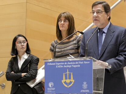 De izquierda a derecha, María Ángeles Montes, Idoia Mendia y Juan Luis Ibarra, ayer en la apertura del Año Judicial en Bilbao.