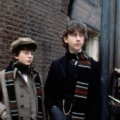 Alan Cox y Nicolas Rowe como Watson y Sherlock Holmes en una escena de 'El secreto de la pirámide' (1985)