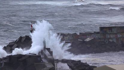 Dique en el puerto de A Guarda, donde el temporal ha derruido parte del muro del puerto.